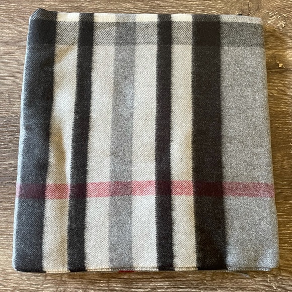 V.Fraas Plaid scarf with fringe NWT - Picture 2 of 6